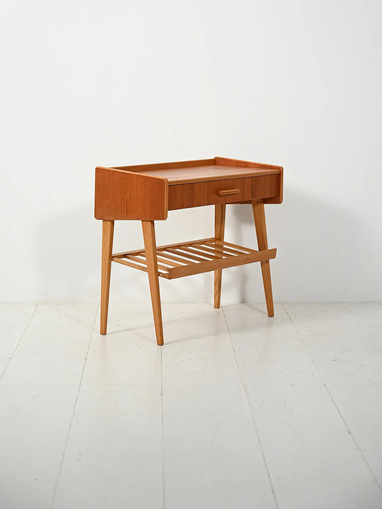 Comodino scandinavo con cassetto e portariviste 3