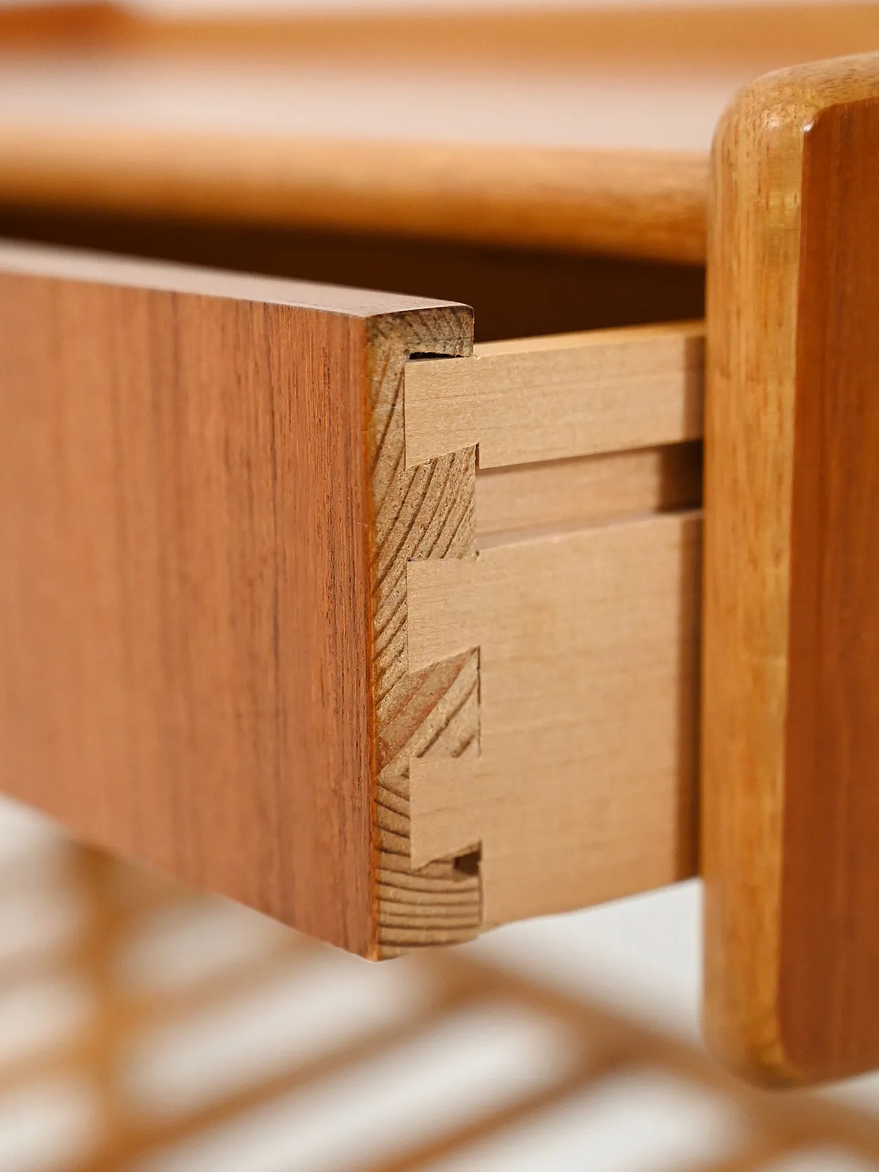 Comodino scandinavo con cassetto e portariviste 8