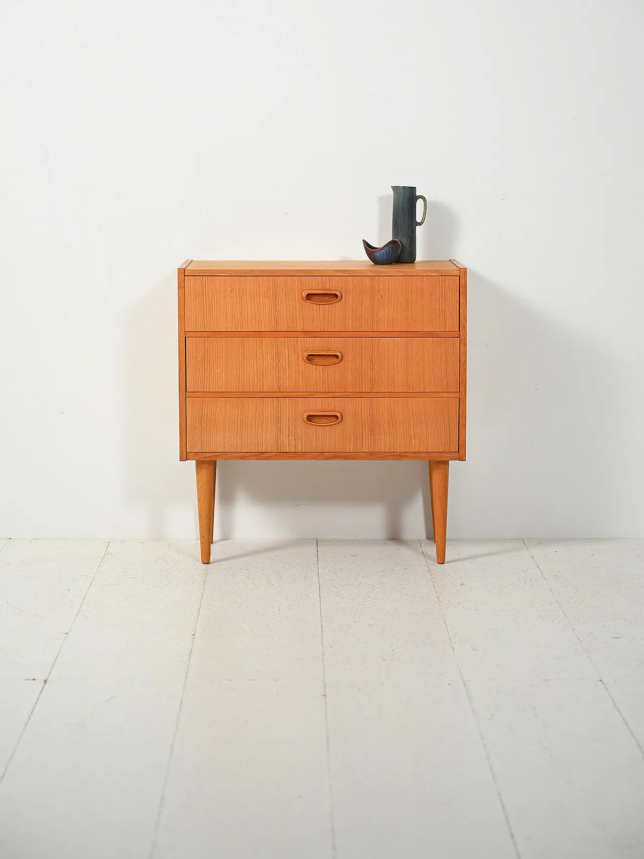 Small Scandinavian chest of drawers in oak 1
