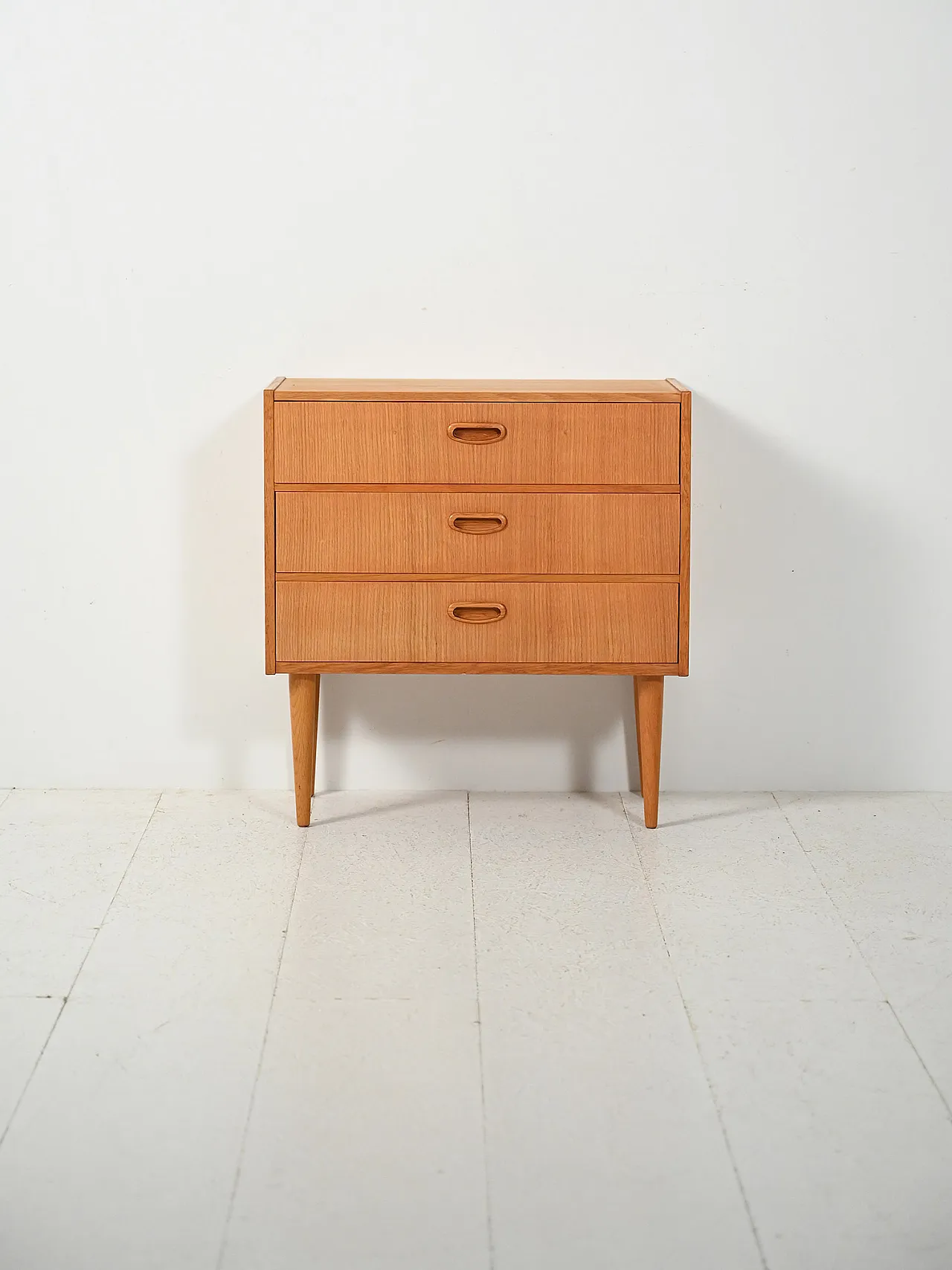 Small Scandinavian chest of drawers in oak 2