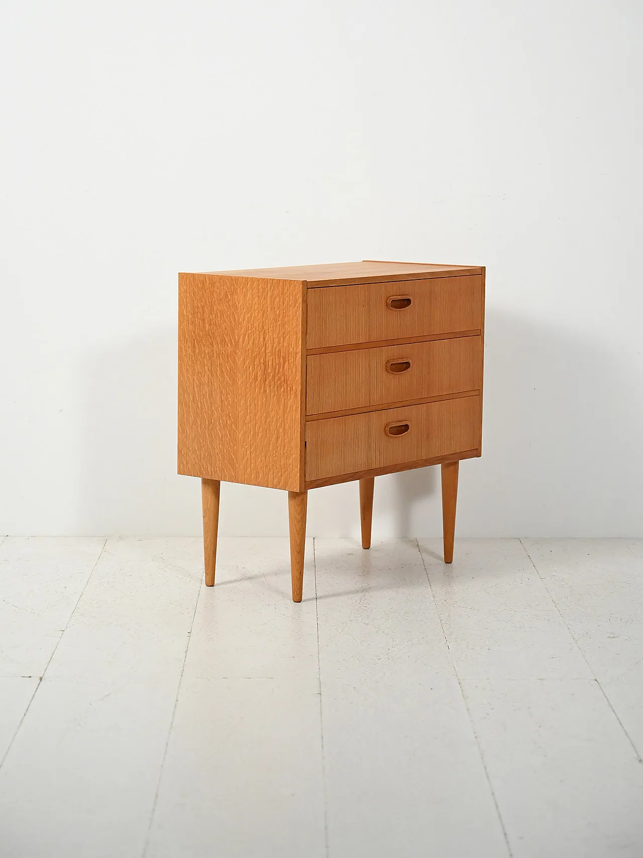 Small Scandinavian chest of drawers in oak 3