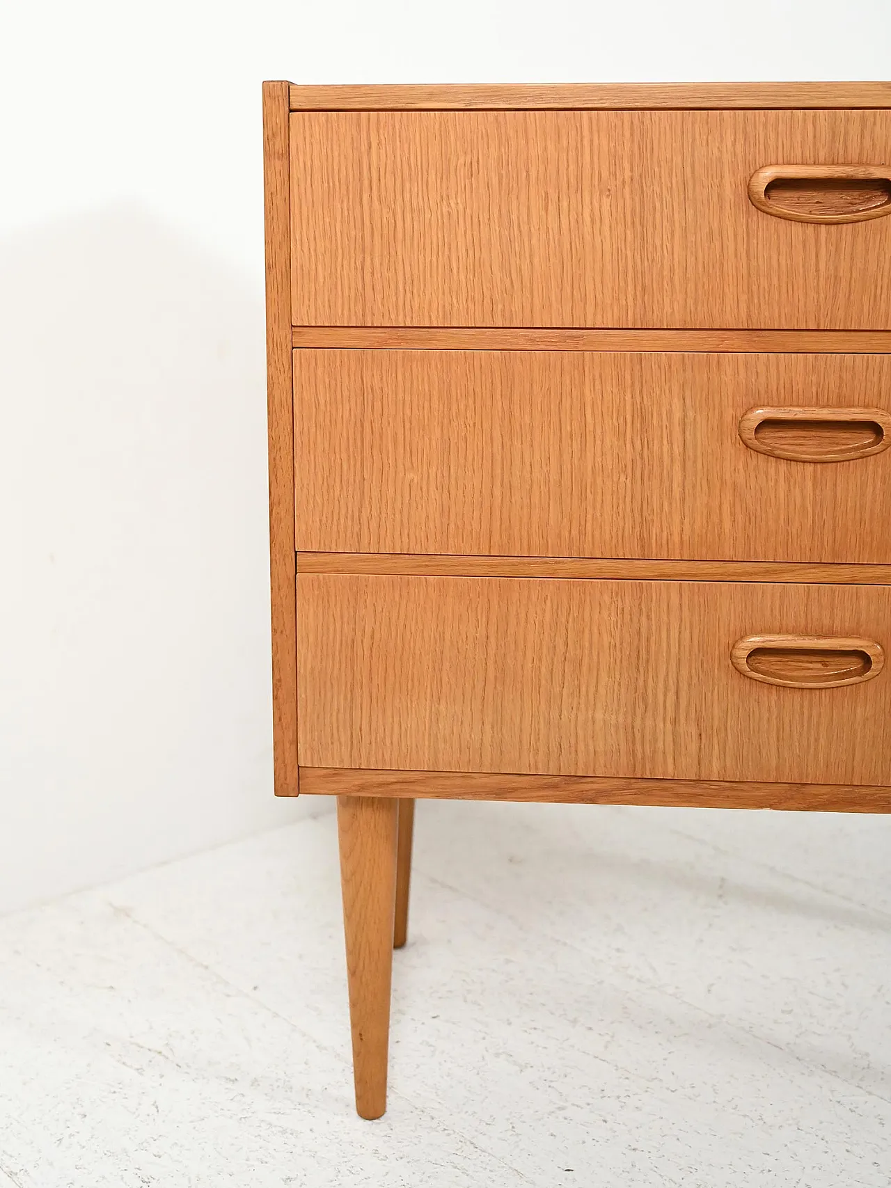 Small Scandinavian chest of drawers in oak 6