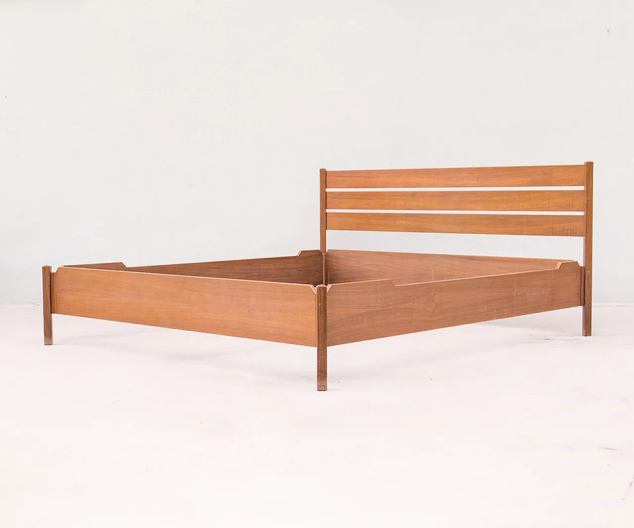 LT25 double bed in walnut by Ezio and Roberto Poggi, 1960 4