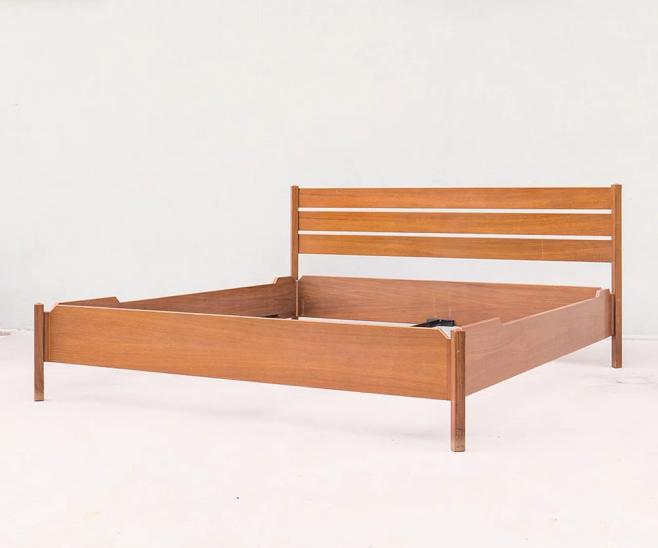 LT25 double bed in walnut by Ezio and Roberto Poggi, 1960 5