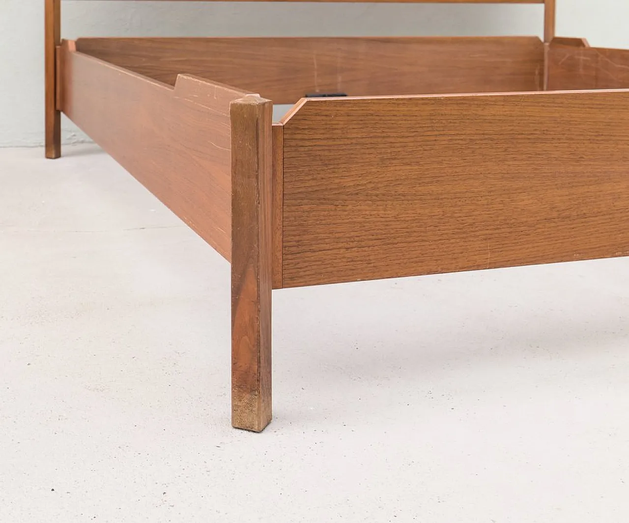 LT25 double bed in walnut by Ezio and Roberto Poggi, 1960 8