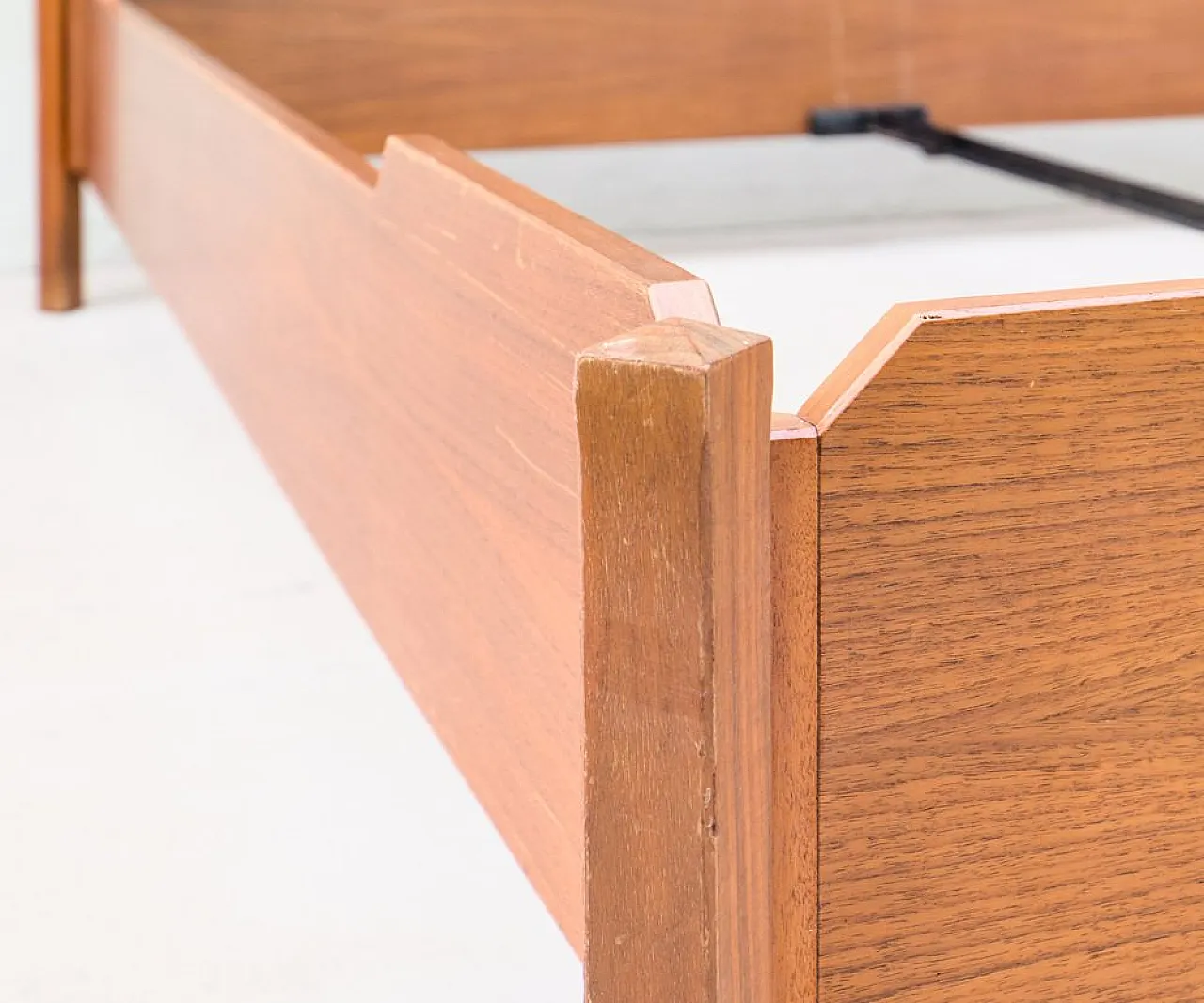 LT25 double bed in walnut by Ezio and Roberto Poggi, 1960 9