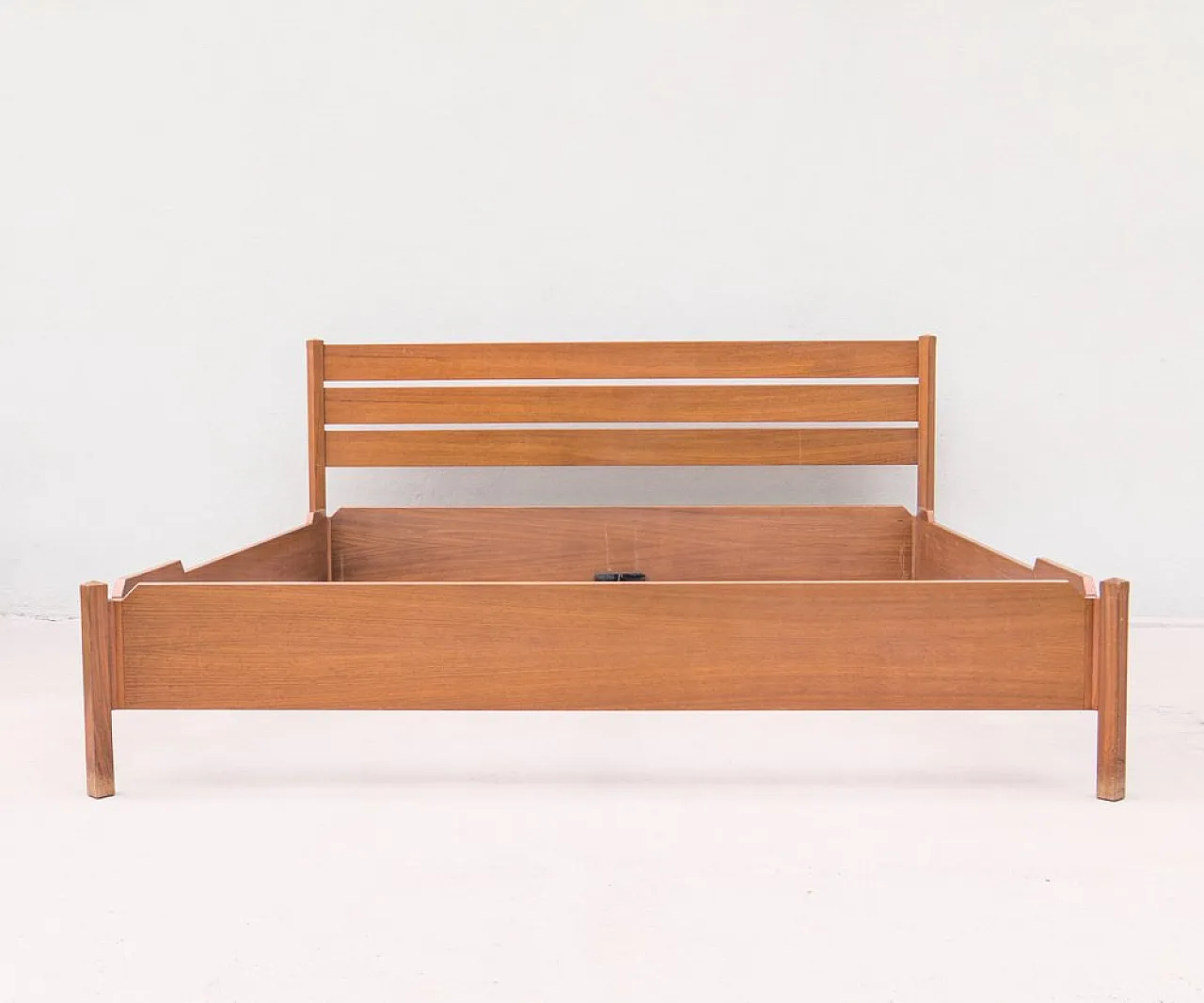LT25 double bed in walnut by Ezio and Roberto Poggi, 1960 15