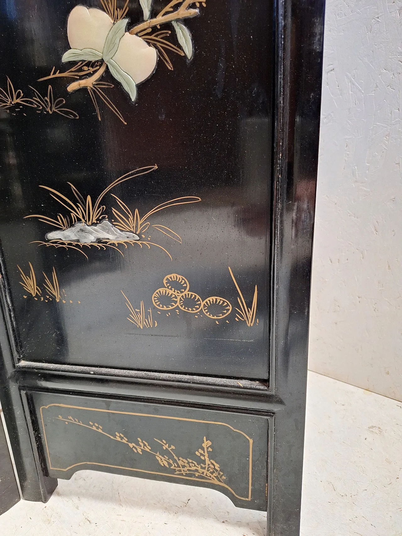 Paravento orientale in lacca con decorazioni in pietra, anni '50 11