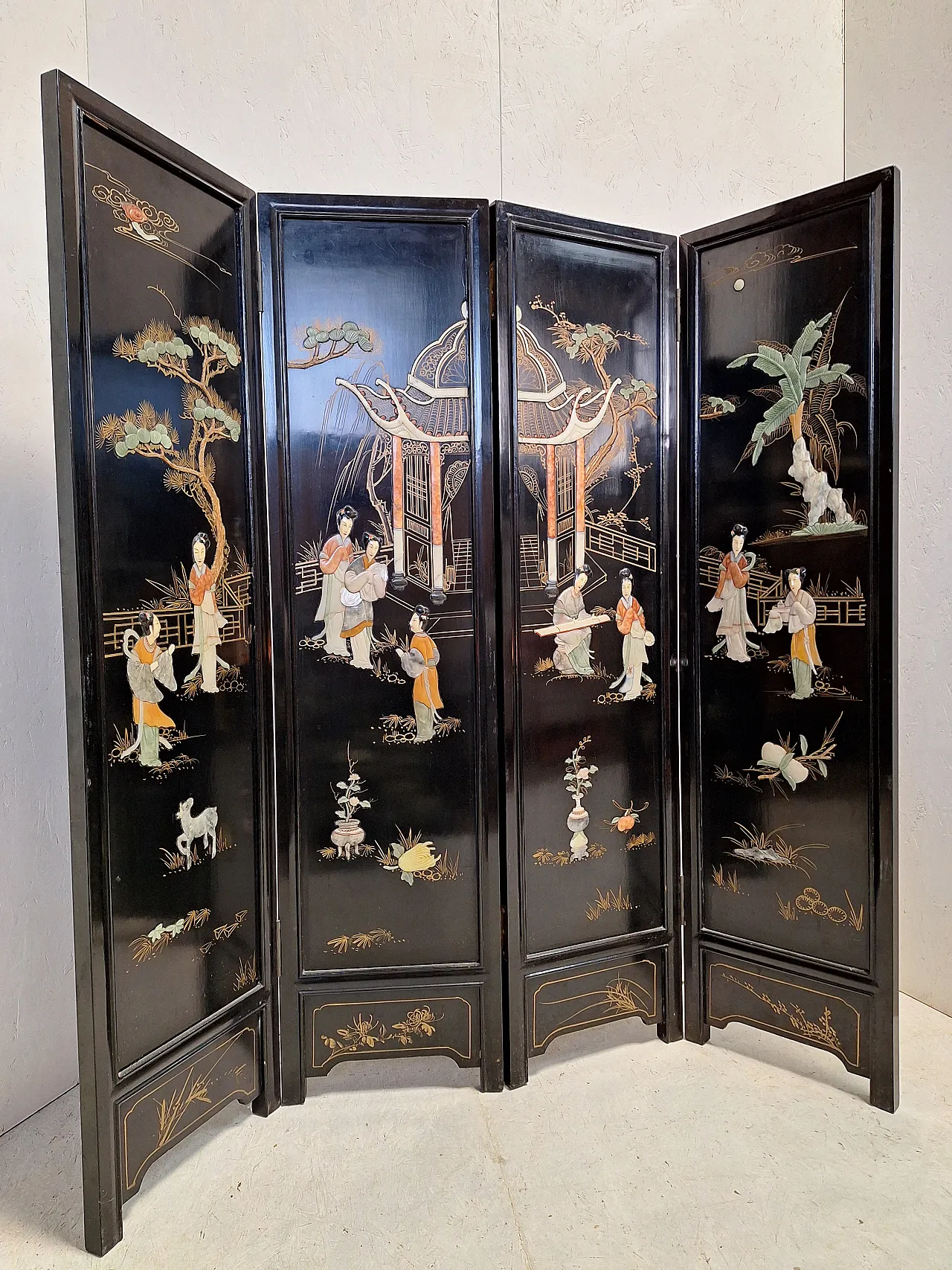 Paravento orientale in lacca con decorazioni in pietra, anni '50 24