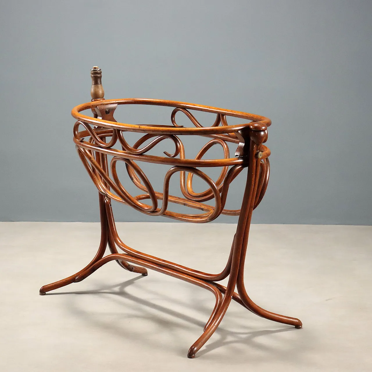 Culla a dondolo in faggio tinto noce in stile Thonet, primo '900 1