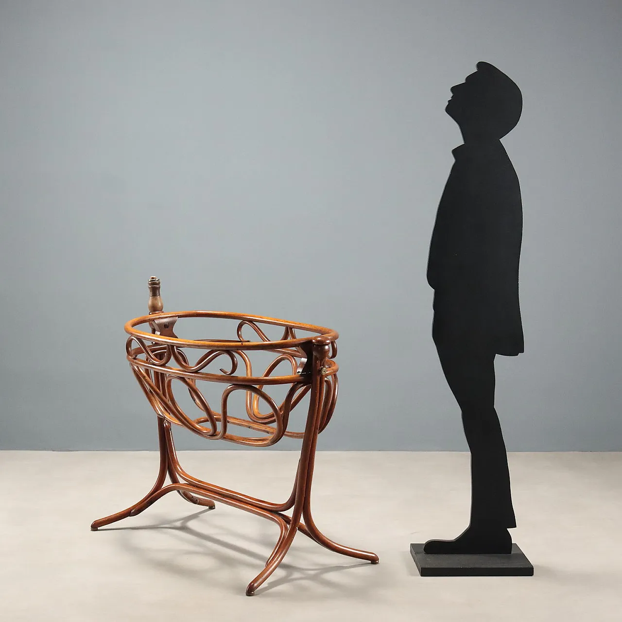 Culla a dondolo in faggio tinto noce in stile Thonet, primo '900 3