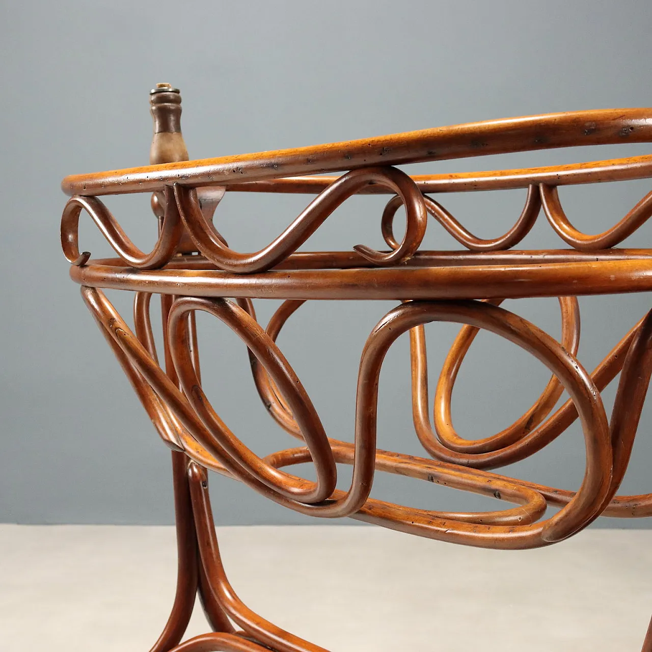 Culla a dondolo in faggio tinto noce in stile Thonet, primo '900 5