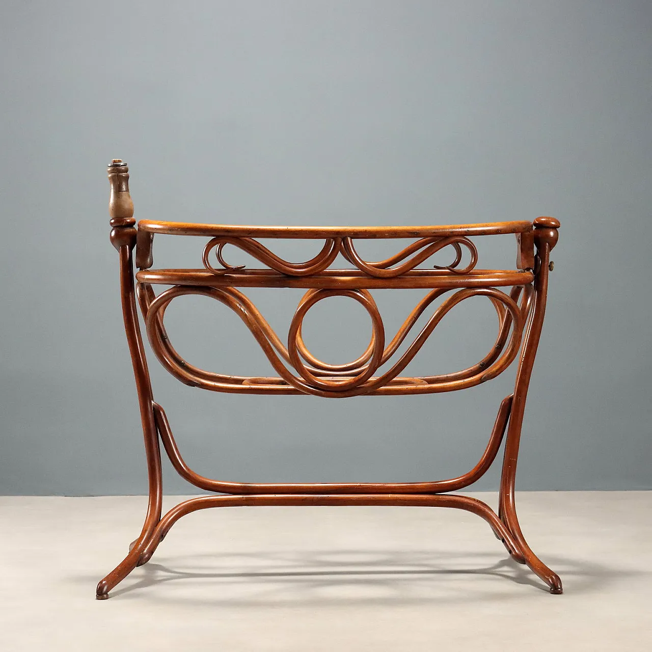 Culla a dondolo in faggio tinto noce in stile Thonet, primo '900 7