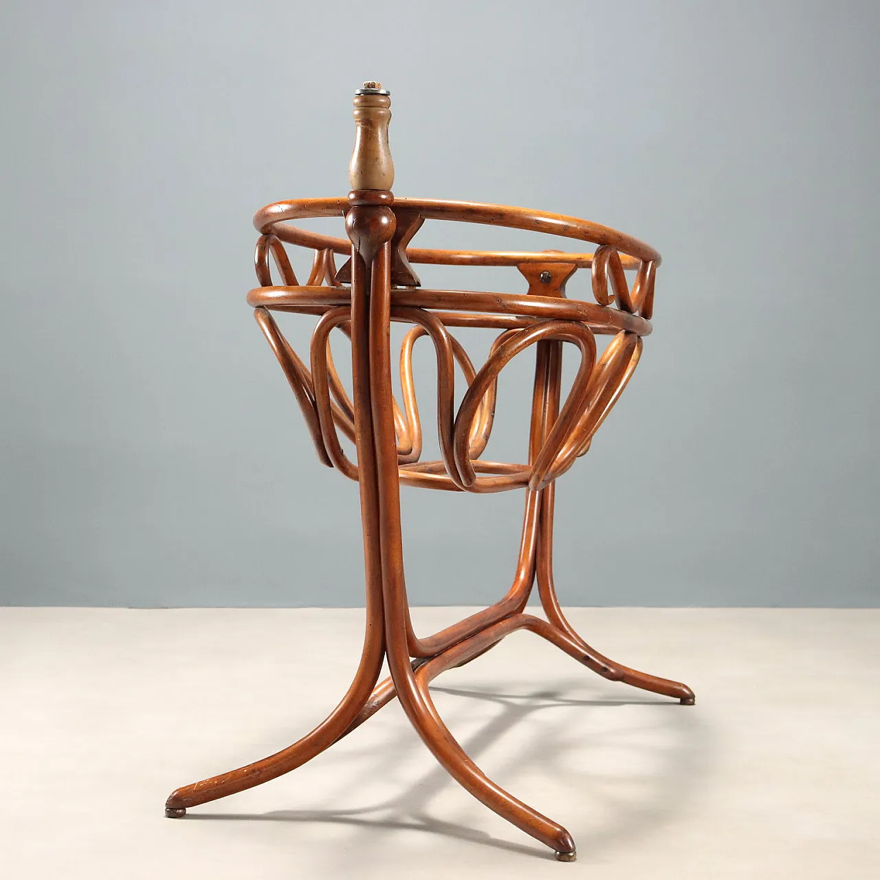 Culla a dondolo in faggio tinto noce in stile Thonet, primo '900 9