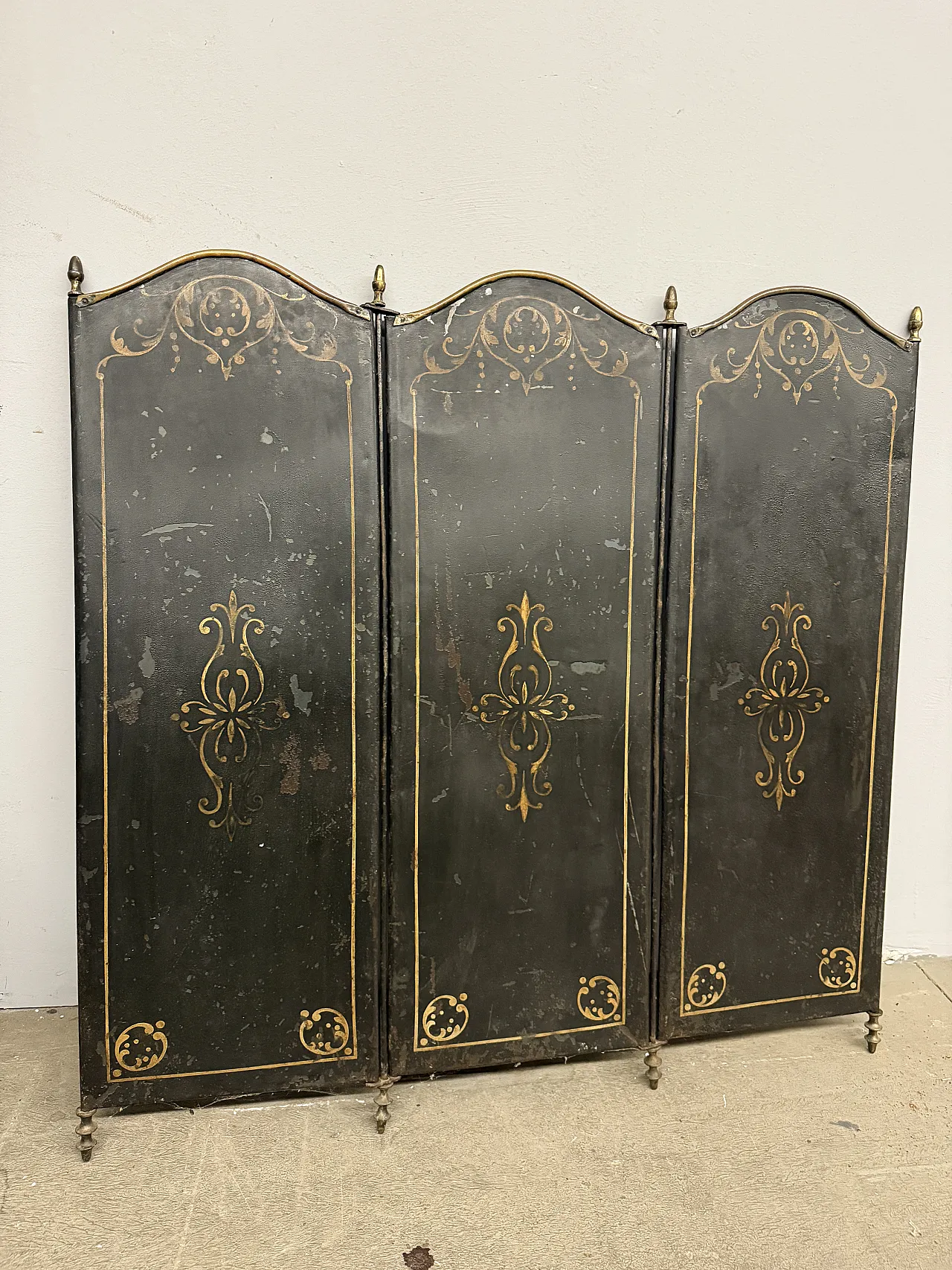 Gold-painted iron and metal fireplace screen, 19th century 1