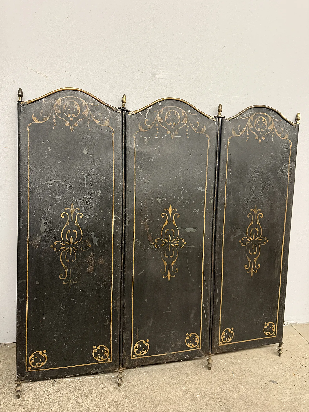 Gold-painted iron and metal fireplace screen, 19th century 2
