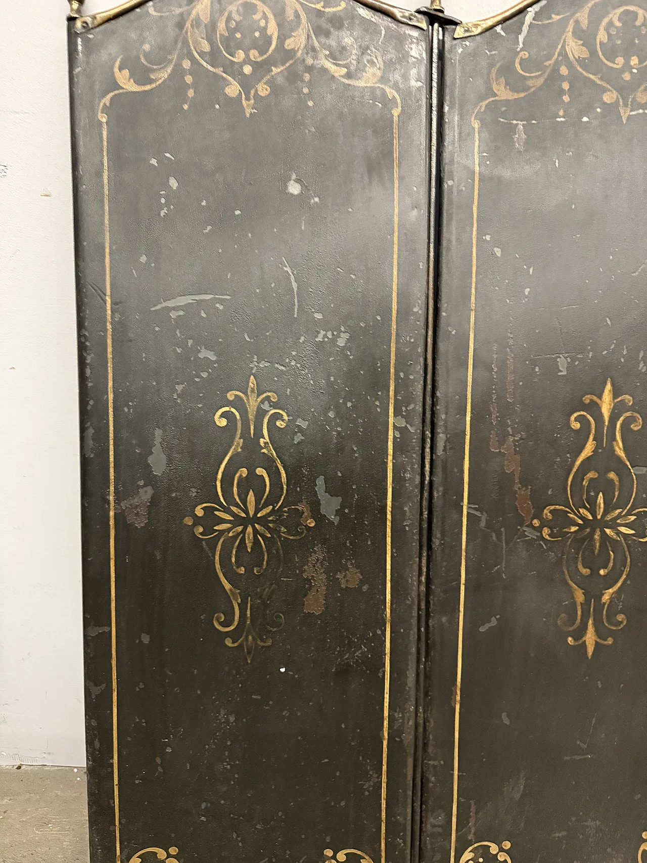 Gold-painted iron and metal fireplace screen, 19th century 3