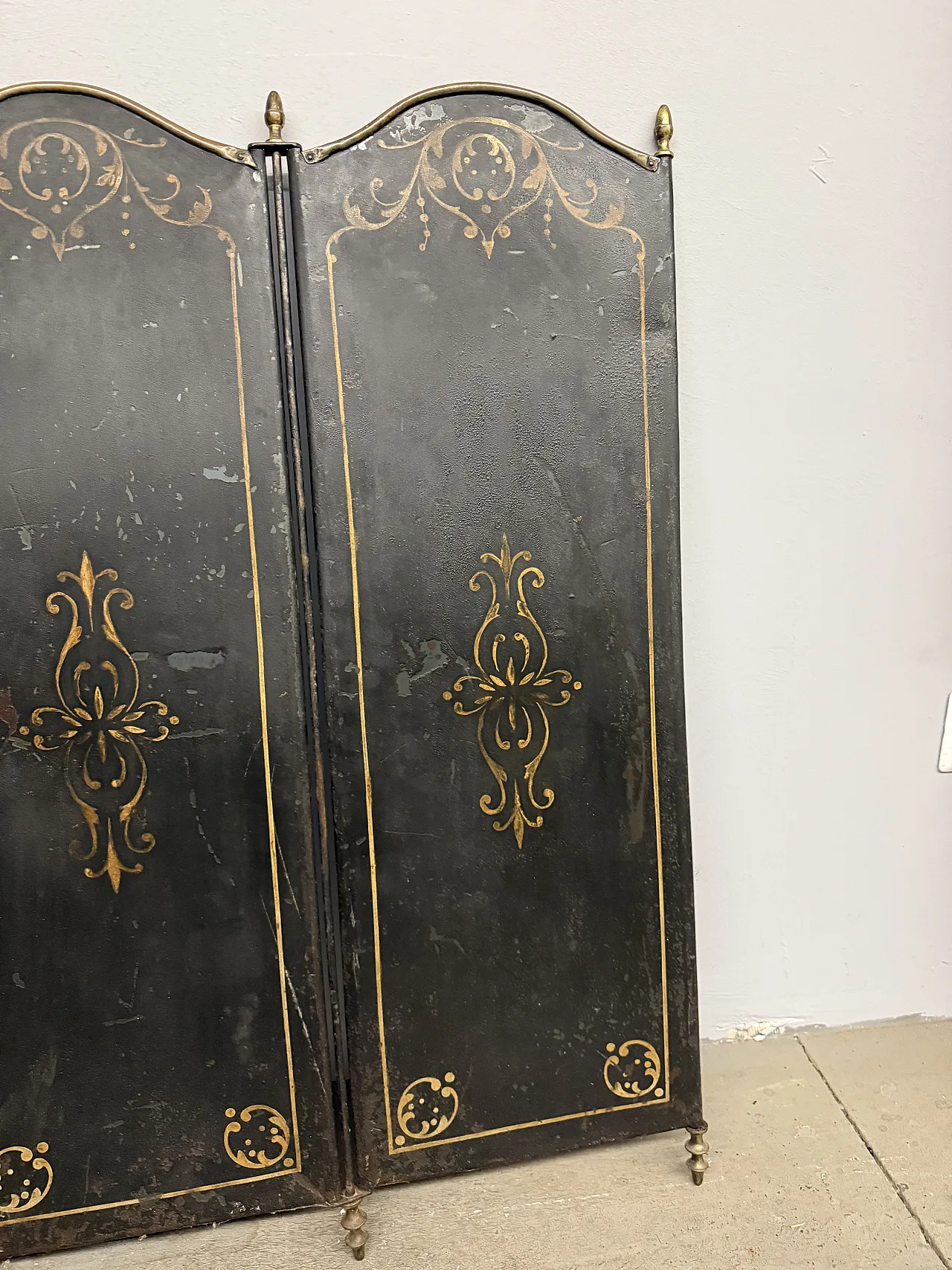 Gold-painted iron and metal fireplace screen, 19th century 5