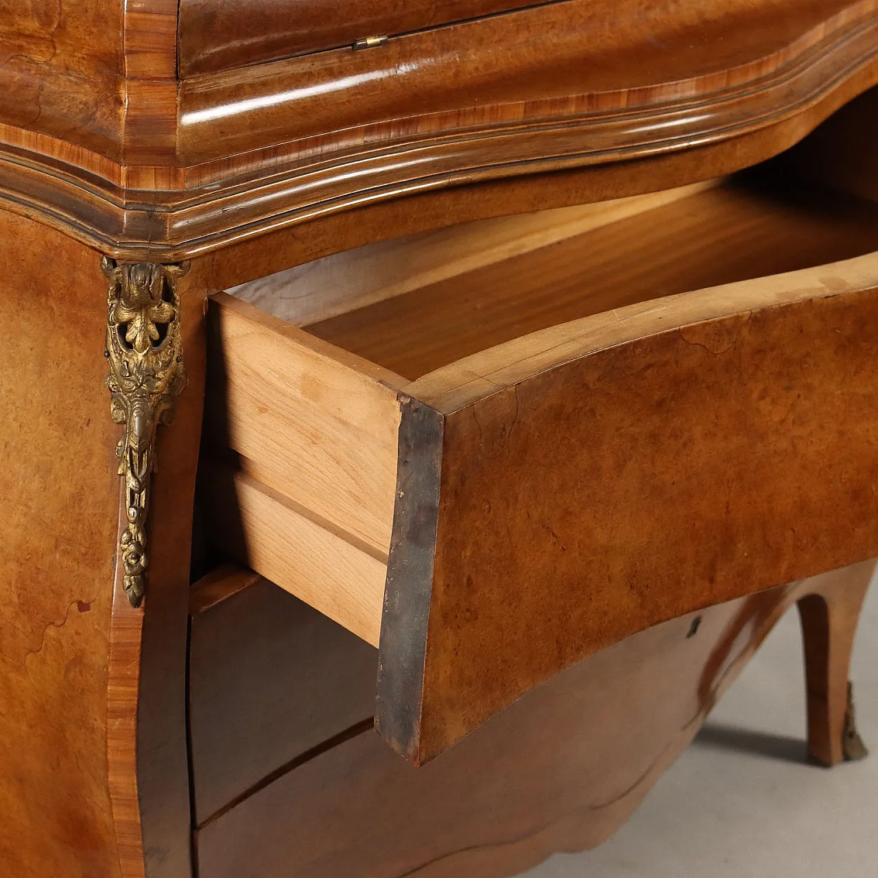 Mahogany and mahogany burl flip-up chest, 20th century 4