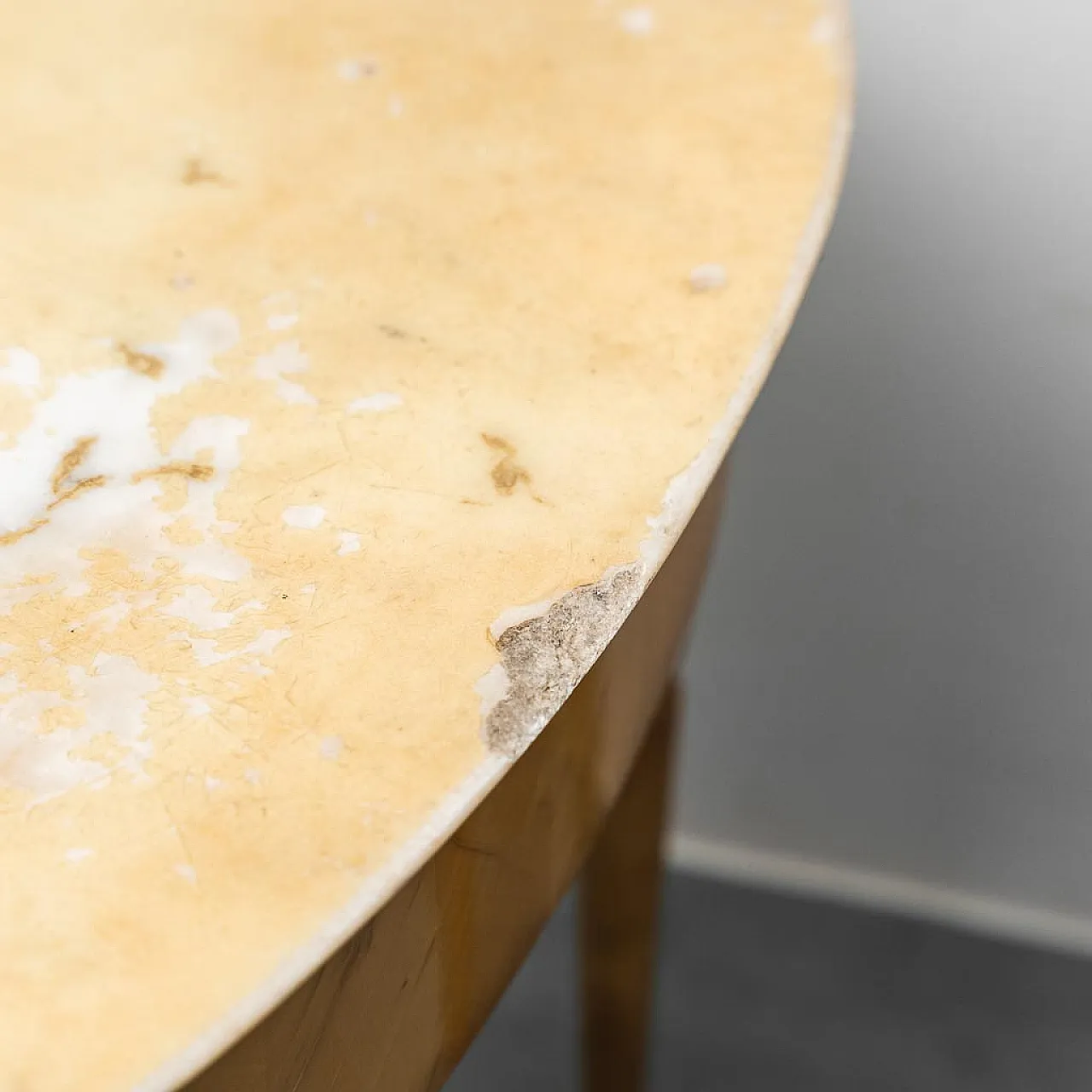 Pair of bedside tables in wood, marble and brass, 1950s 10