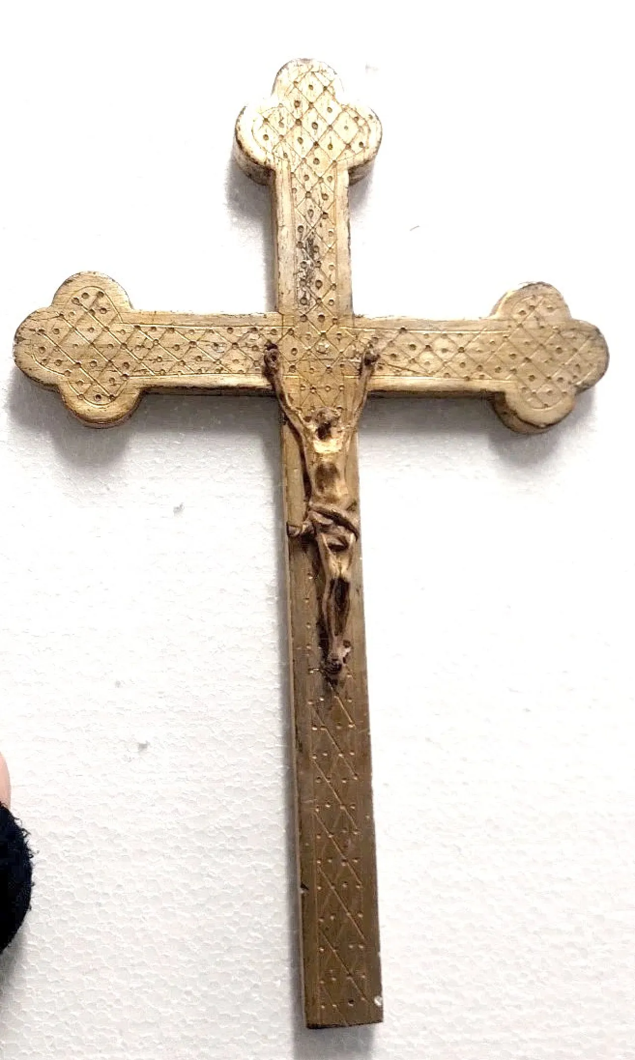 Cross with Christ carved in gilded wood, 18th century 3