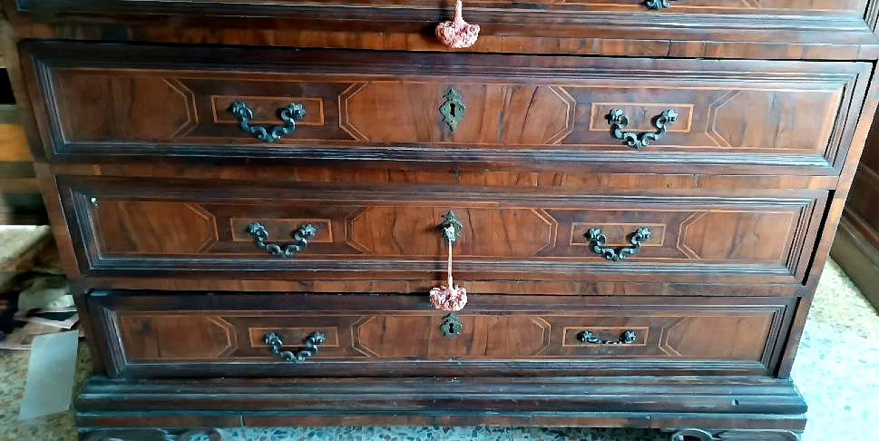 Inlaid wooden chest of drawers, 17th century 4