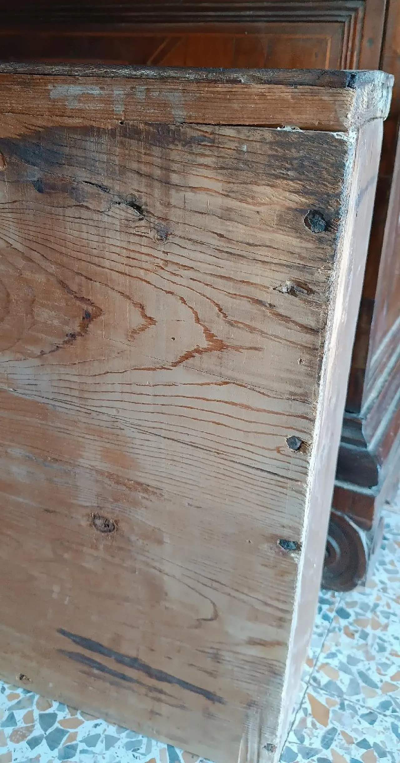 Inlaid wooden chest of drawers, 17th century 8