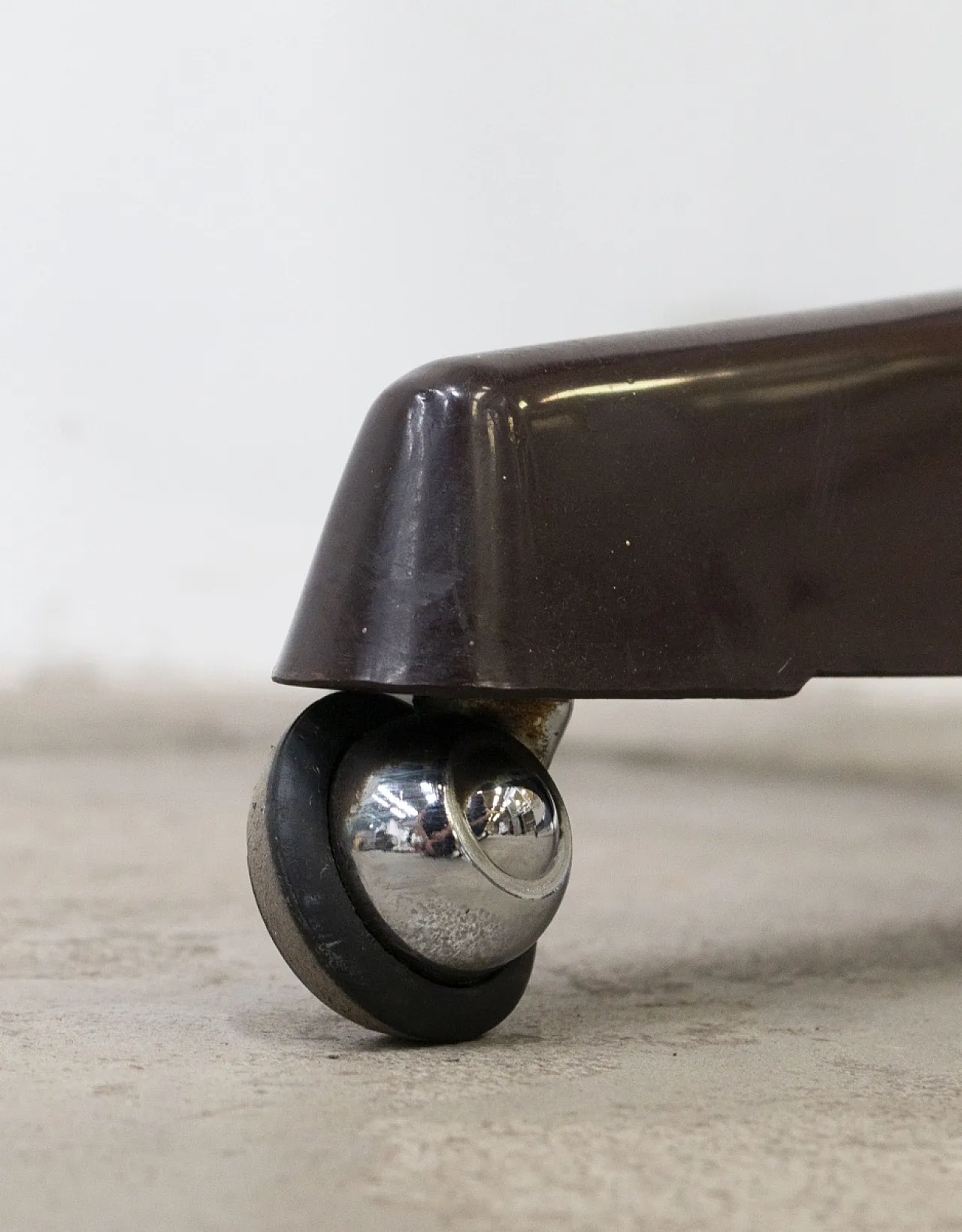 Tavolino con ruote Kastilia in plastica e legno, anni '70 7