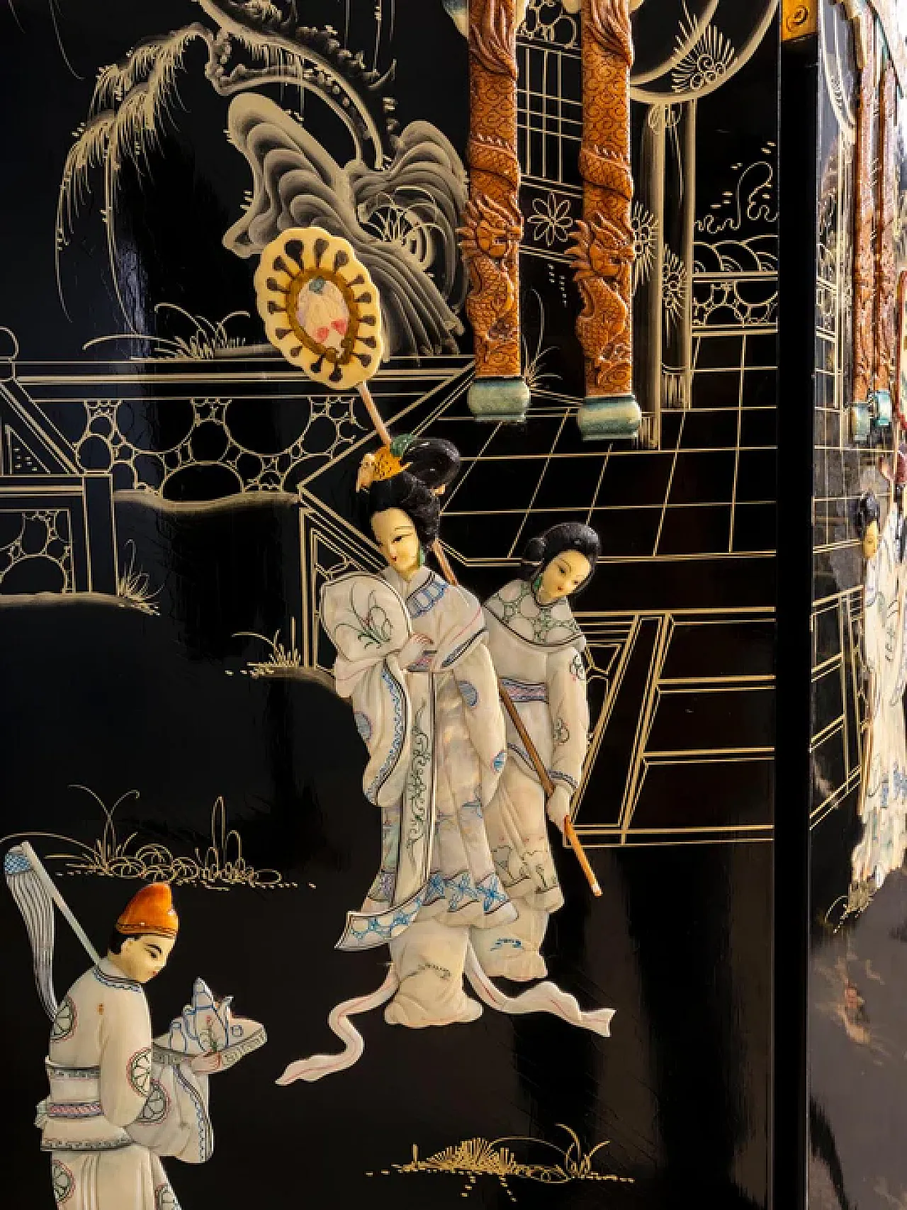 Export lacquer and mother-of-pearl folding screen, mid-20th century 3
