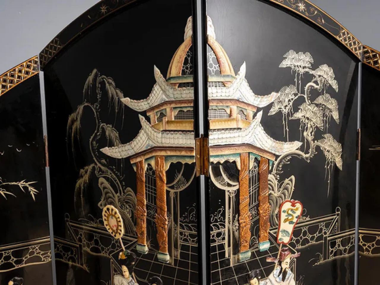 Export lacquer and mother-of-pearl folding screen, mid-20th century 5