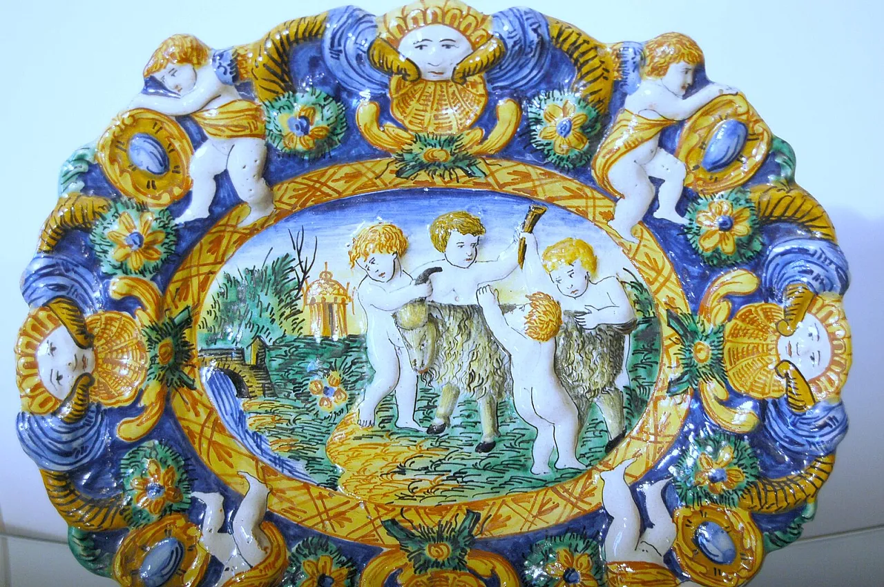 Piatto in maiolica con decorazioni in rilievo, '700 1