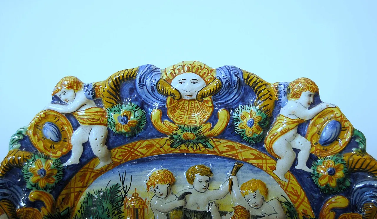 Piatto in maiolica con decorazioni in rilievo, '700 2