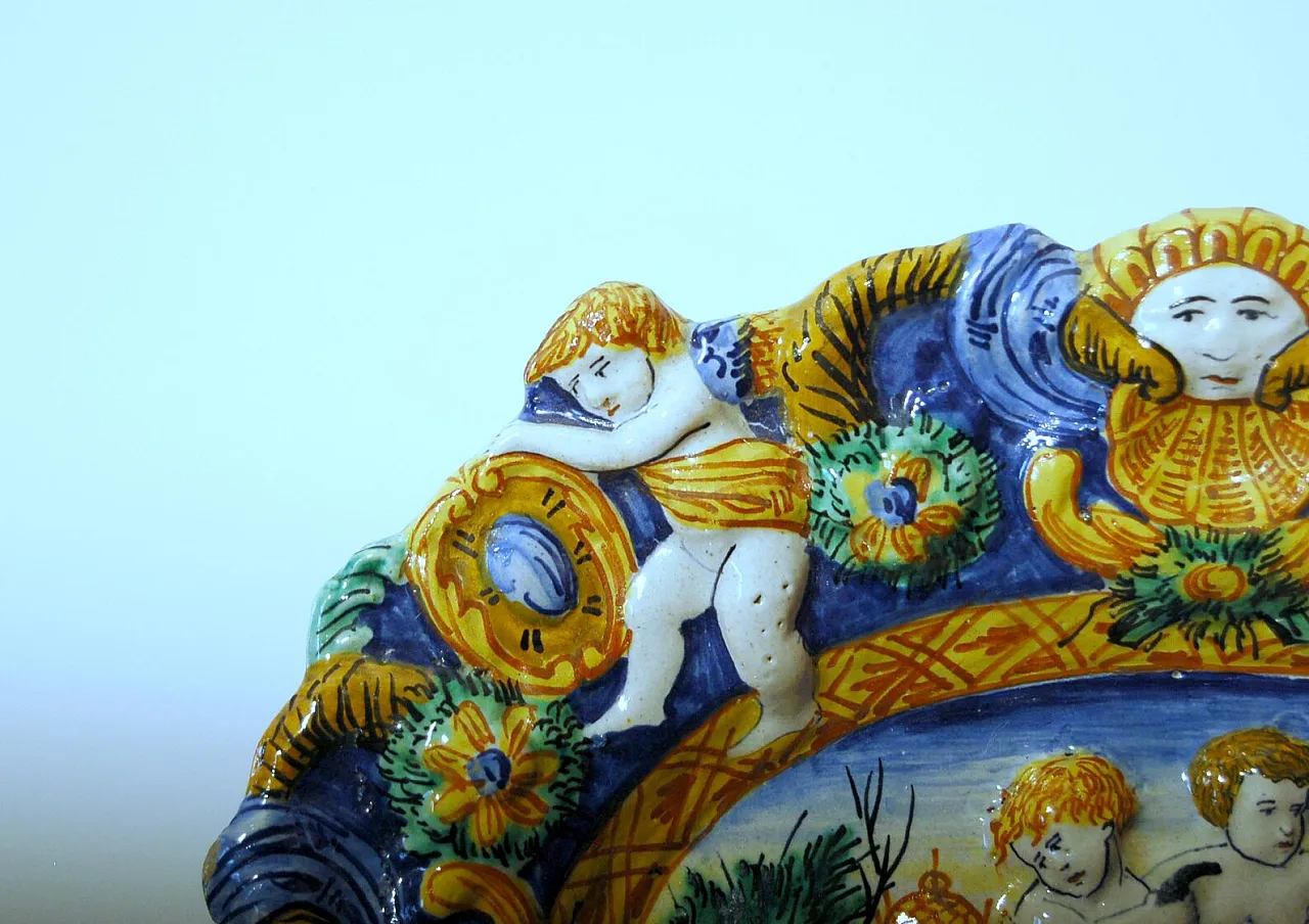 Piatto in maiolica con decorazioni in rilievo, '700 3