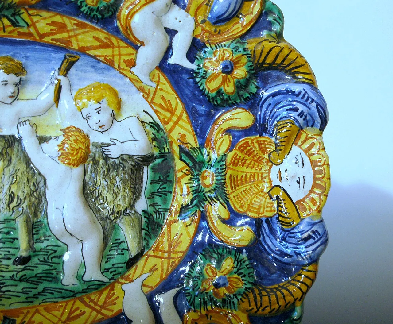 Piatto in maiolica con decorazioni in rilievo, '700 4