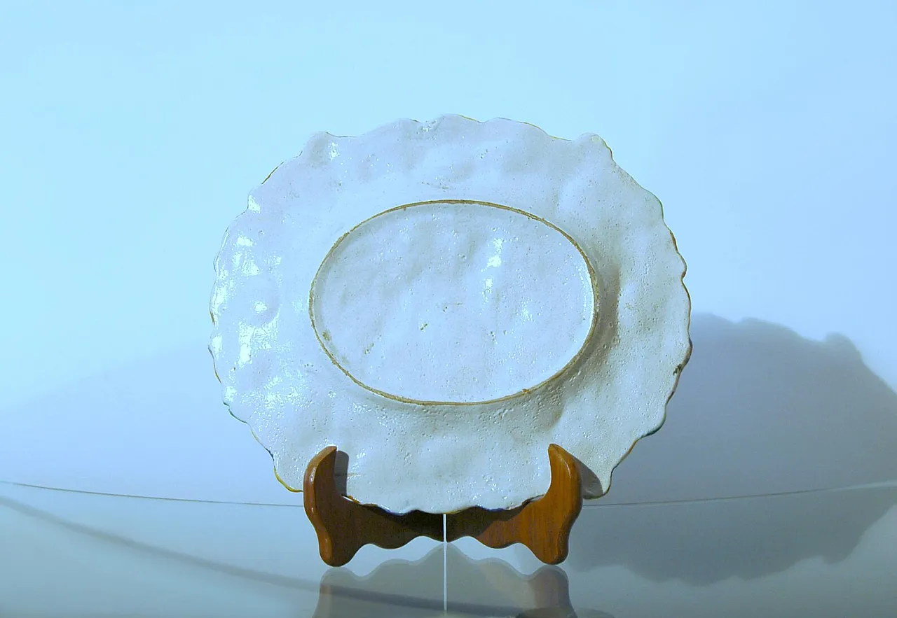Piatto in maiolica con decorazioni in rilievo, '700 5