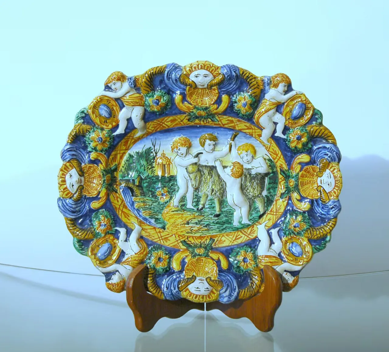 Piatto in maiolica con decorazioni in rilievo, '700 6
