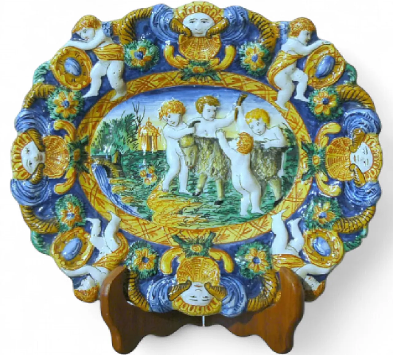 Piatto in maiolica con decorazioni in rilievo, '700 7
