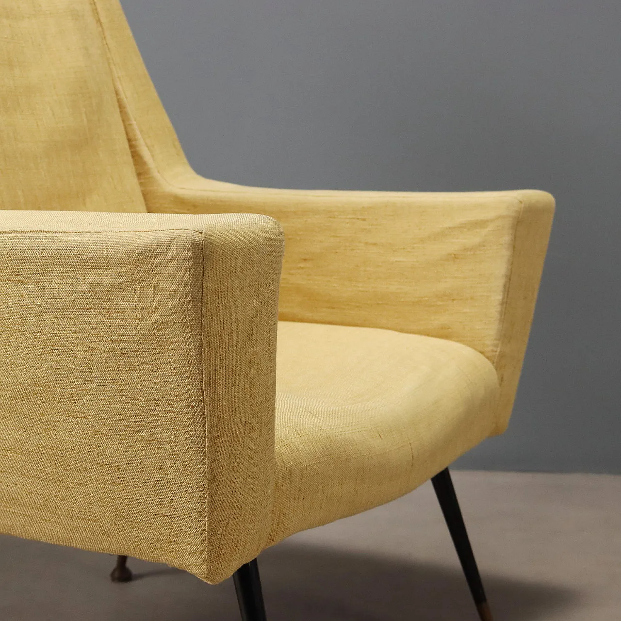 Poltrona con imbottitura in espanso, tessuto, metallo e ottone, '900 5