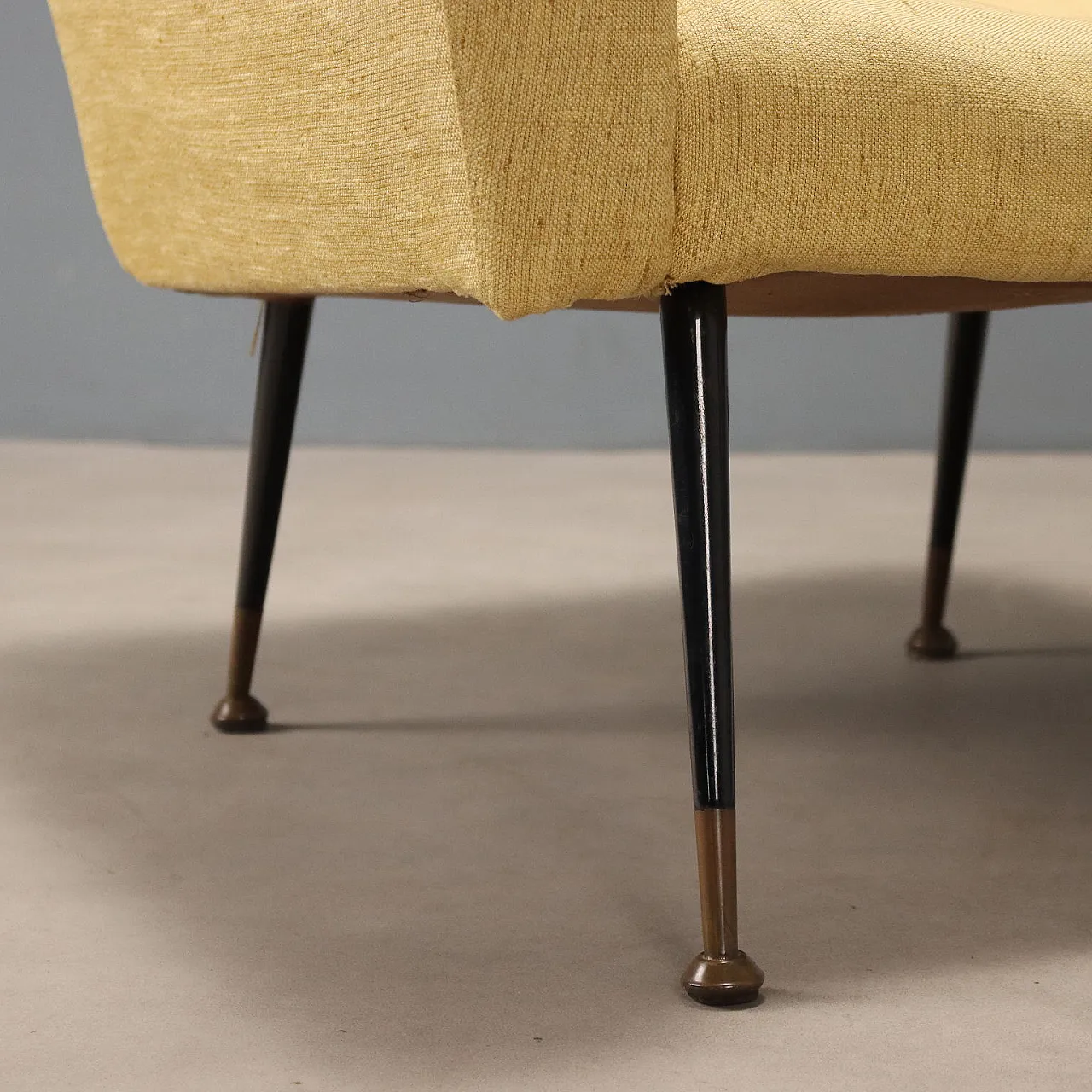 Poltrona con imbottitura in espanso, tessuto, metallo e ottone, '900 6