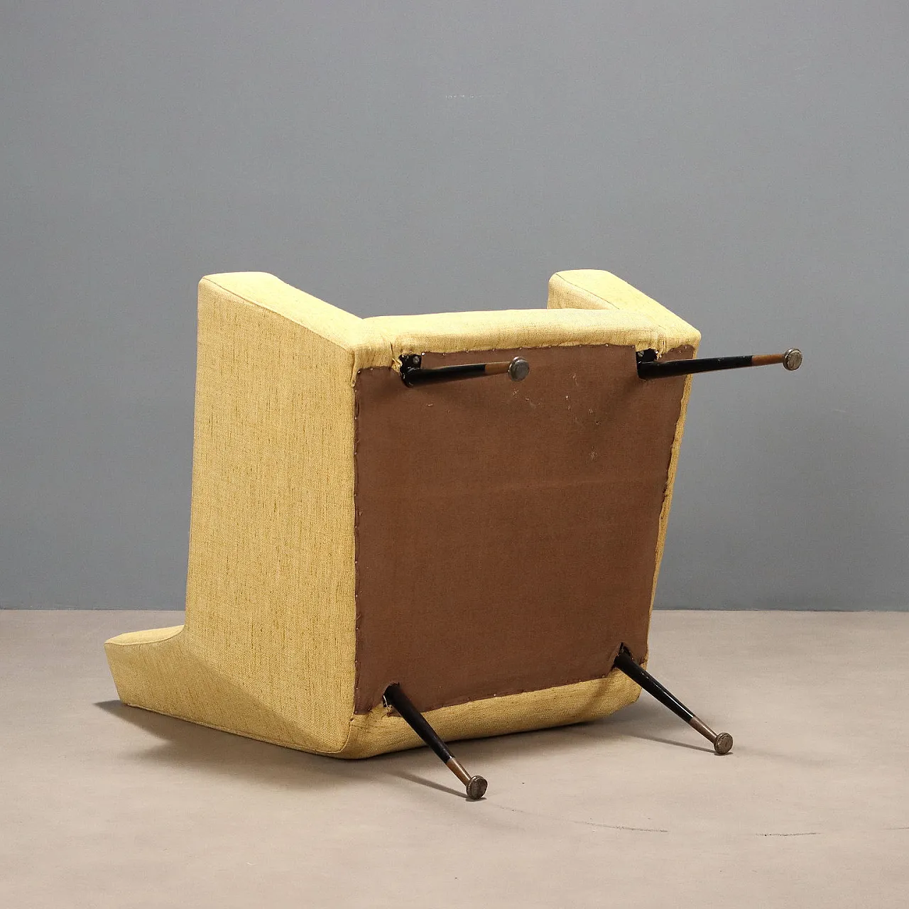 Poltrona con imbottitura in espanso, tessuto, metallo e ottone, '900 9