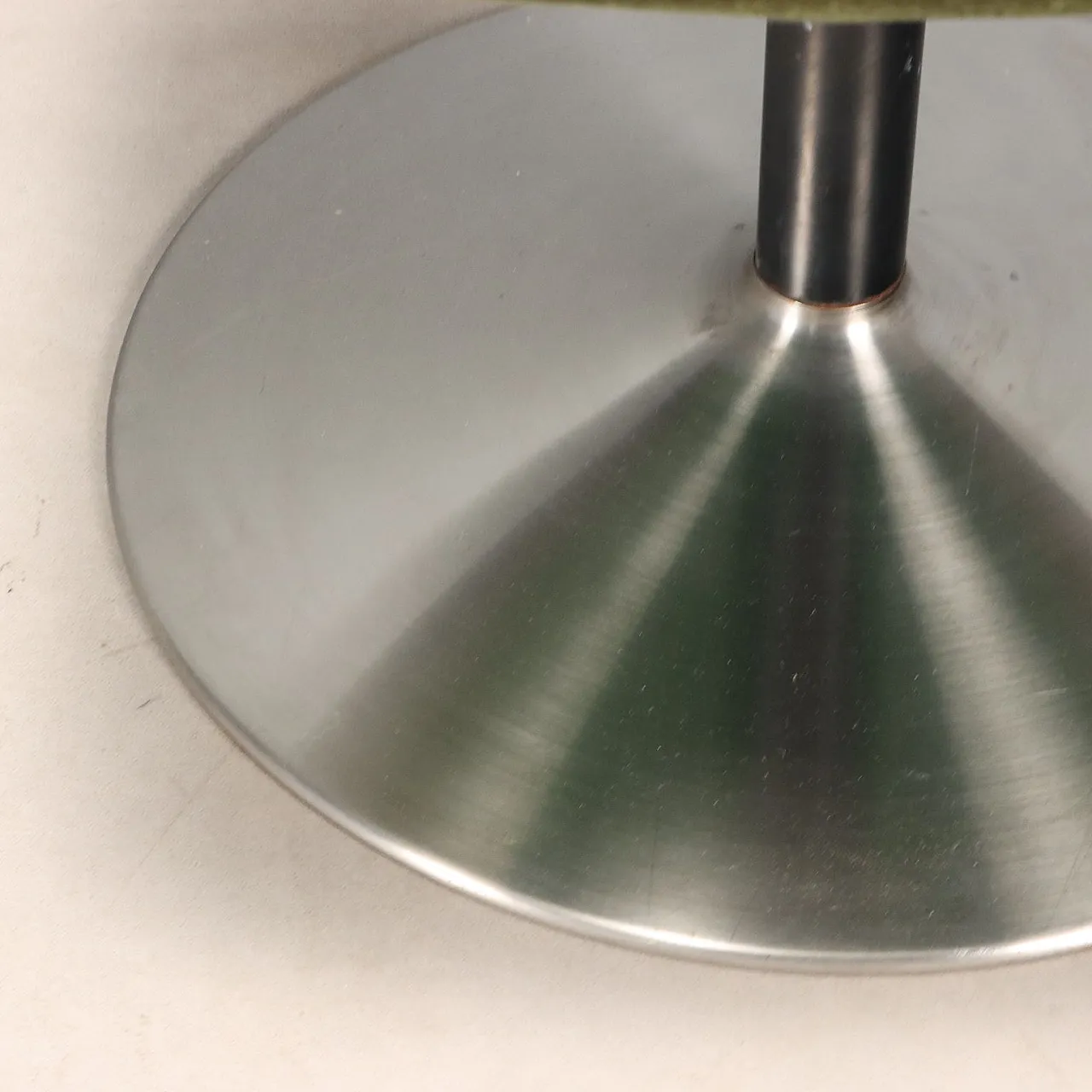 Coppia di poltrone in espanso, tessuto e metallo, '900 9