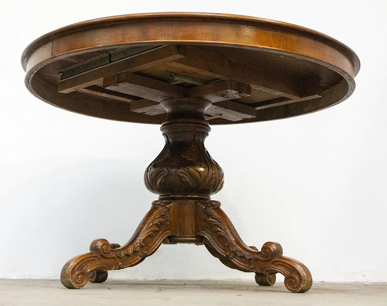 Tavolo rotondo allungabile in stile di noce, anni '50 10