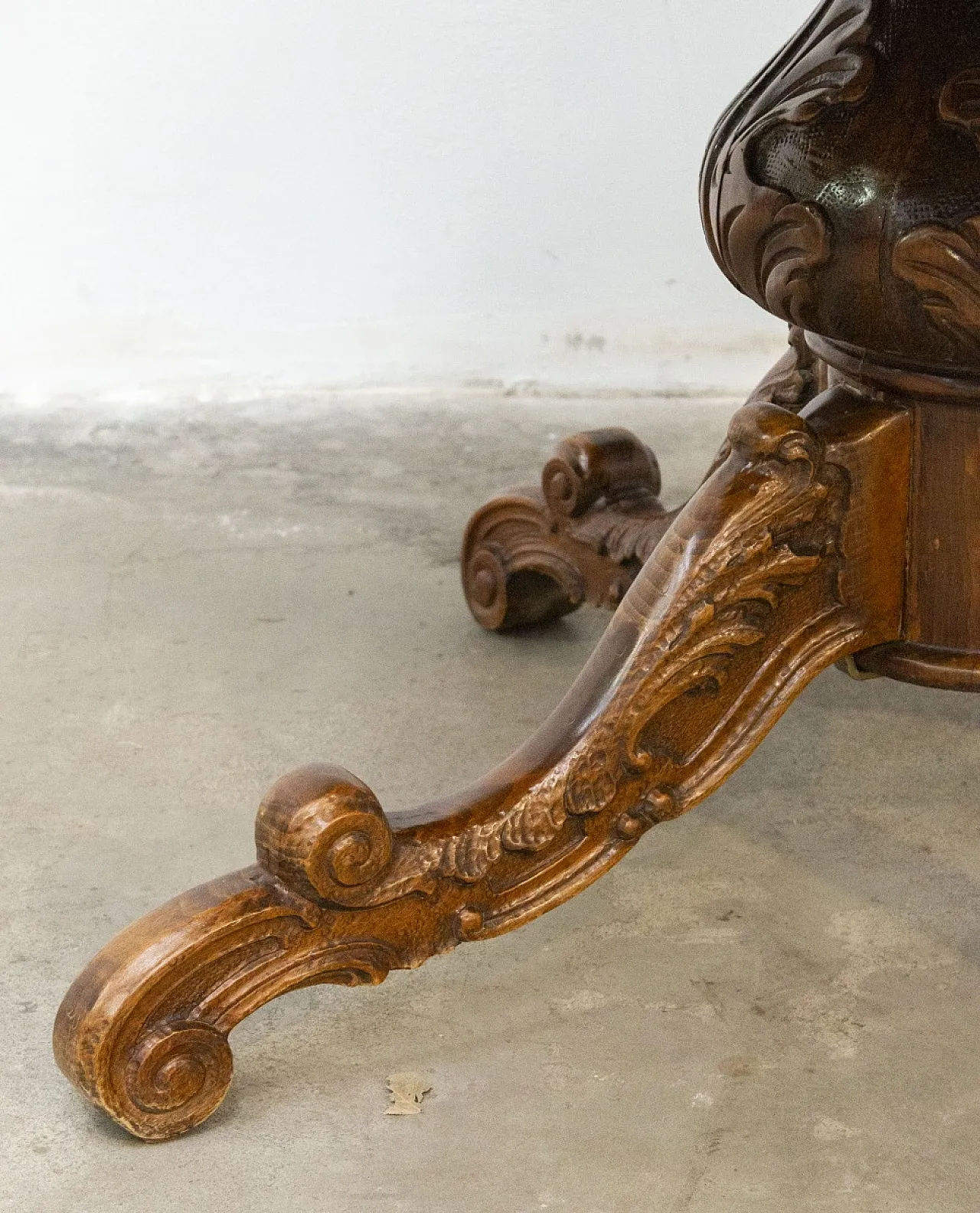 Tavolo rotondo allungabile in stile di noce, anni '50 11