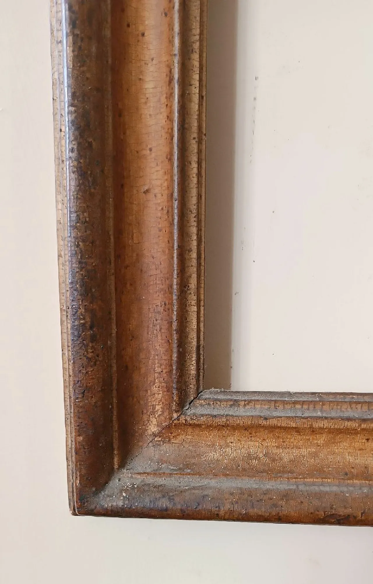 Lacquered and gilded frame, late 17th century 7