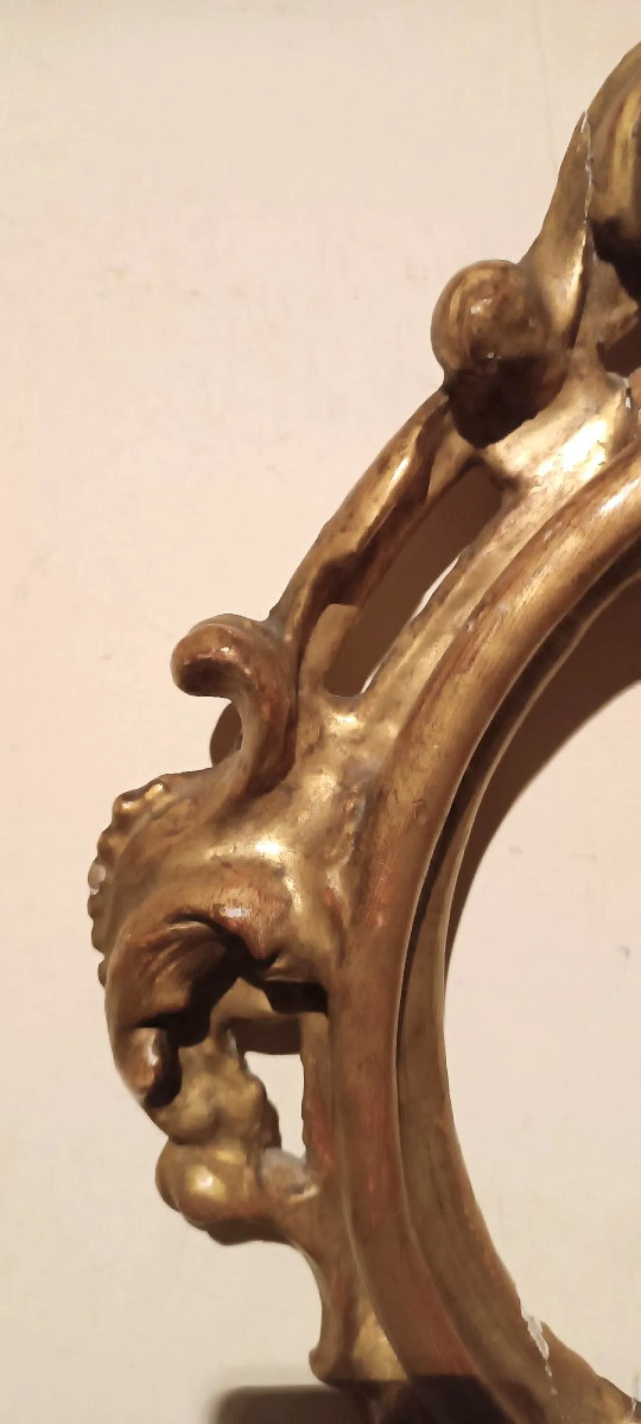 Louis XIV style carved and gilded oval frame, 17th century 5