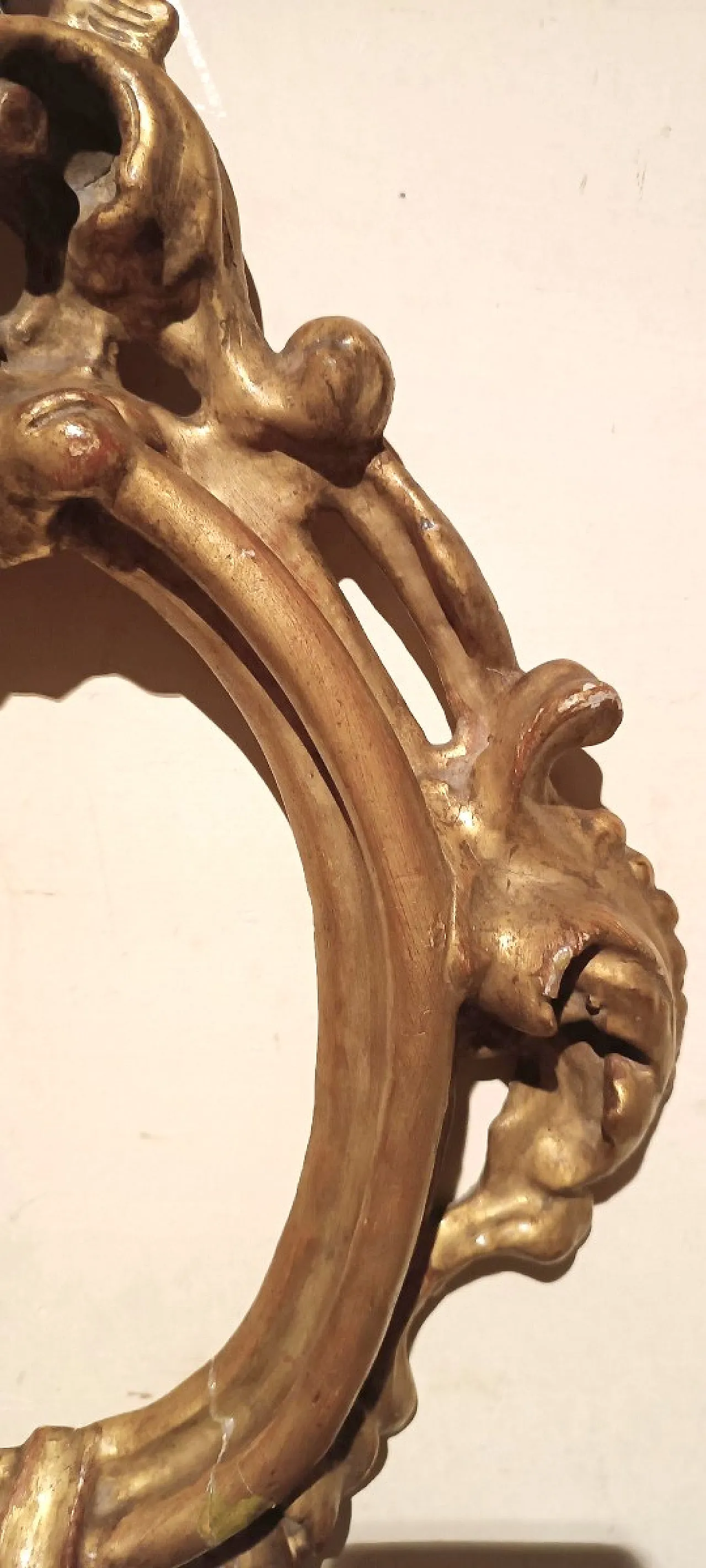 Louis XIV style carved and gilded oval frame, 17th century 6