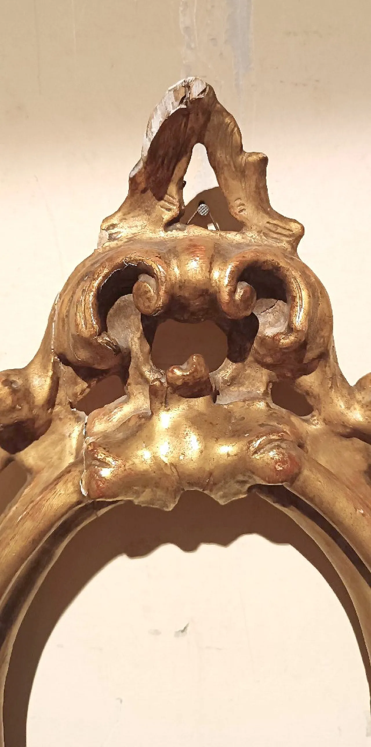 Louis XIV style carved and gilded oval frame, 17th century 7