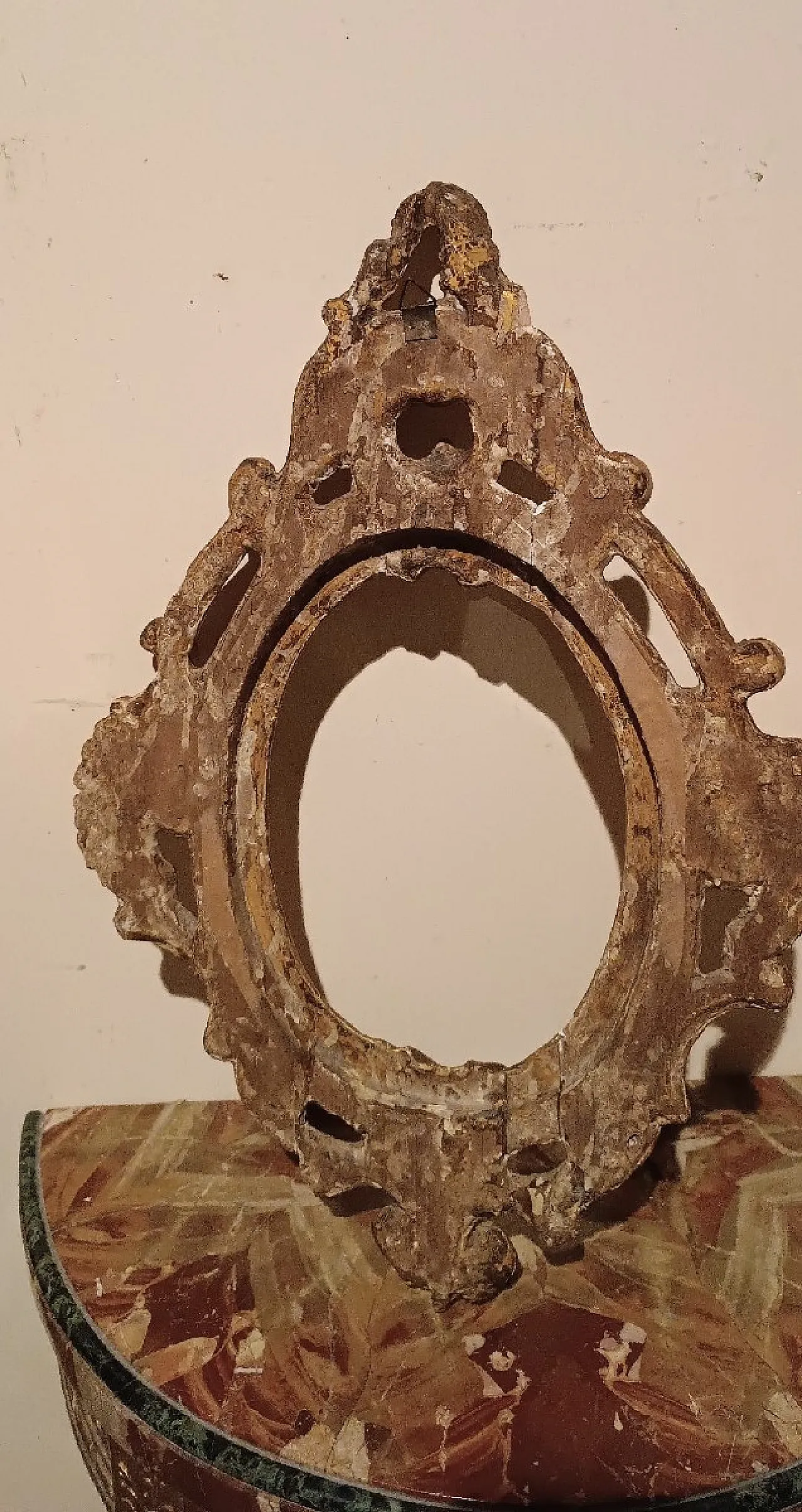 Louis XIV style carved and gilded oval frame, 17th century 8