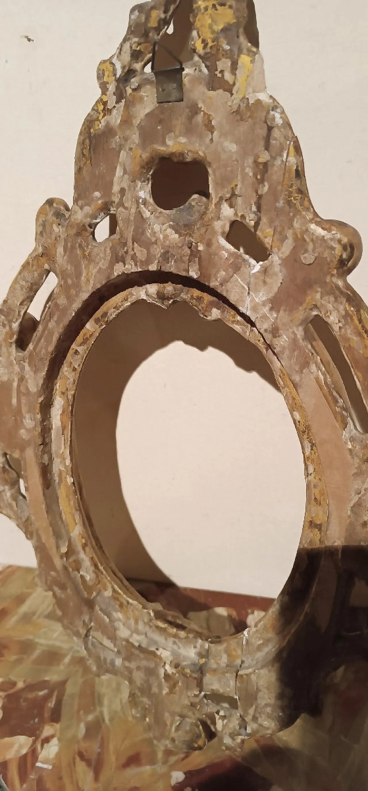 Louis XIV style carved and gilded oval frame, 17th century 9