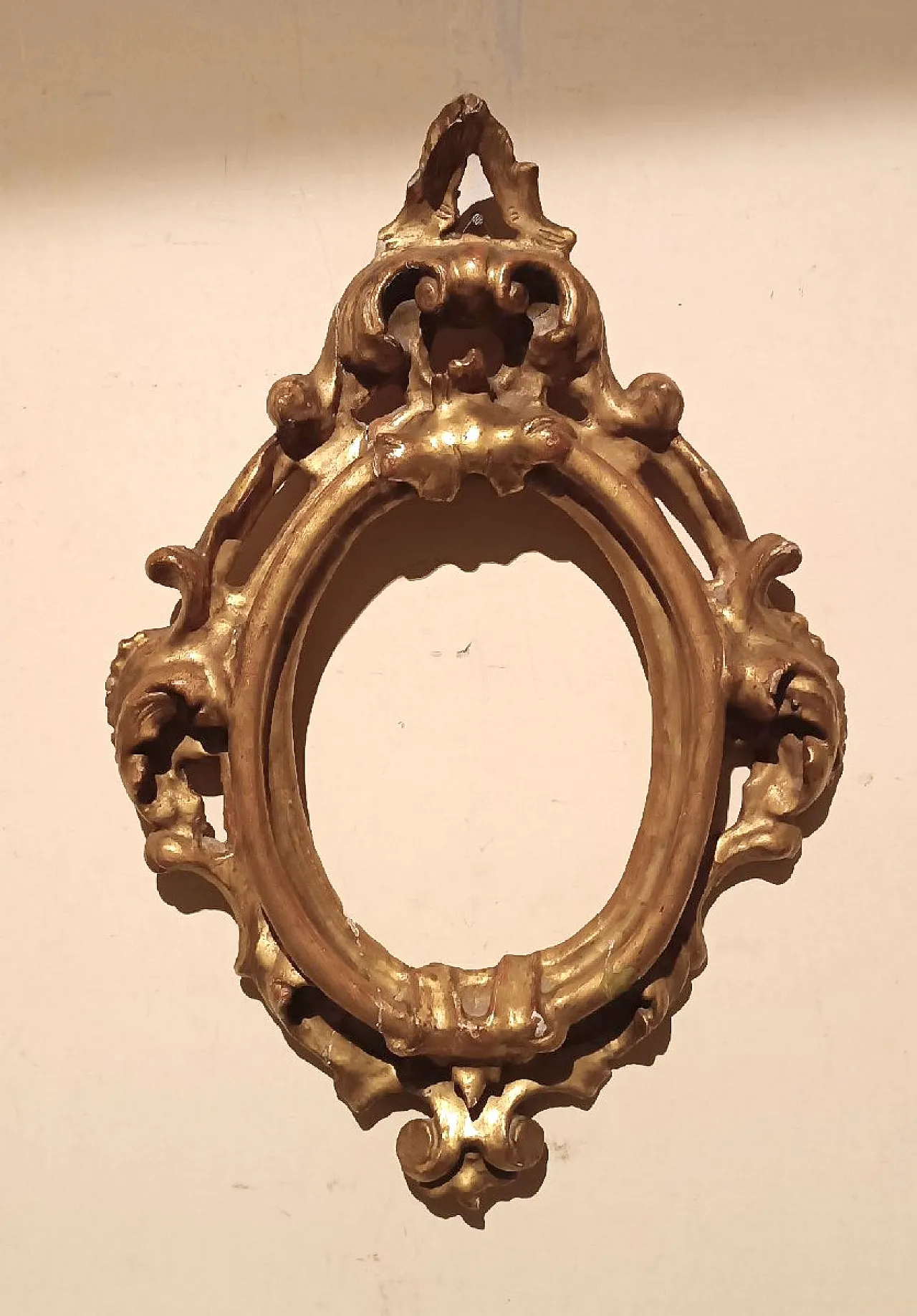 Louis XIV style carved and gilded oval frame, 17th century 10